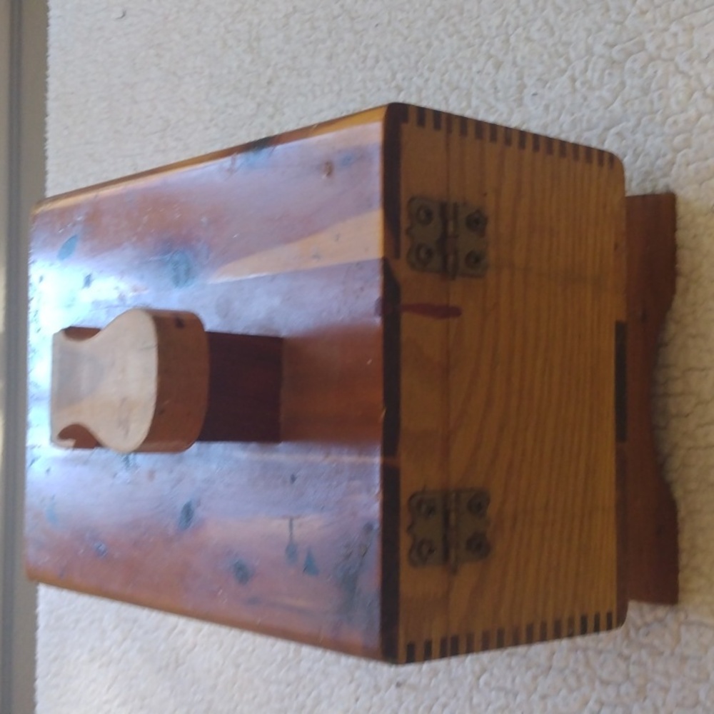 Vintage Cedar Griffin Shoe Shine Kit - 13 Pieces - Picture 14 of 16